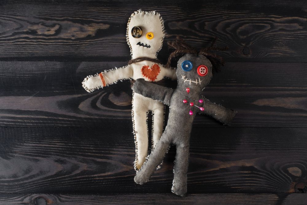 Bukan Cuma untuk Anak-anak, Tidur dengan Boneka Ternyata Punya Manfaat ini