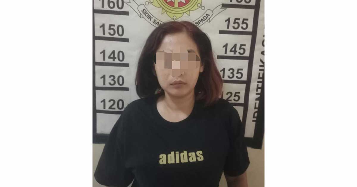 Pelaku penipuan saat diamankan petugas di Mapolsek Taman, Sidoarjo.