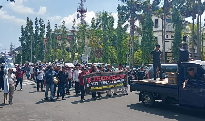 Massa Gerakan Reformasi Jember (GRJ) saat long march dari depan Pendapa Wahyawibawagraha, Kecamatan Kaliwates menuju kantor Pemkab Jember.