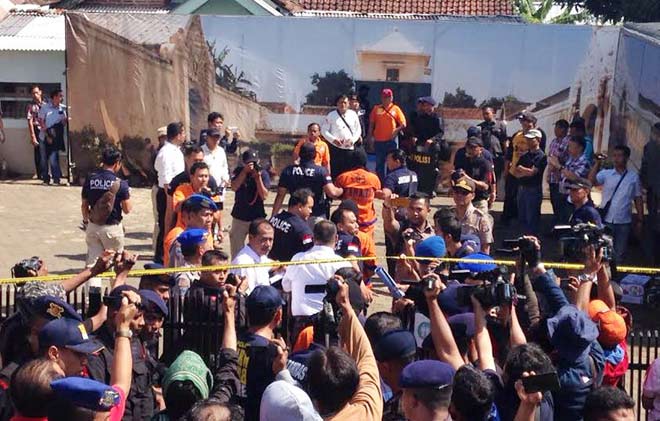 Ratusan petugas kepolisian mengamankan proses rekontruksi di padepokan Dimas Kanjeng di Desa Wangkal, Gading, Probolinggo, Jawa Timur, kemarin (3/10). Rekonstruksi juga menghadirkan Kanjeng Dimas dan sejumlah tersangka lain tersebut dilakukan untuk pengembangan pengusutan kasus pembunuhan Abdul Gani.