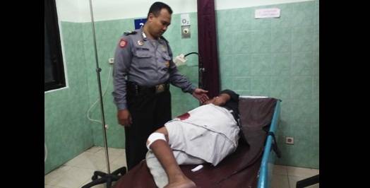 BABAK BELUR-Kondisi Nur Syamsi dalam kondisi  babak belur  saat dirawat di UGD RSUD Sidoarjo yang  dijaga anggota polisi, kemarin. Foto :  nanang ichwan/BangsaOnline.com