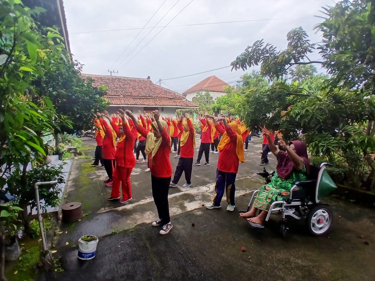  Ibu lansia Desa Sangen yang rutin ikut senam
