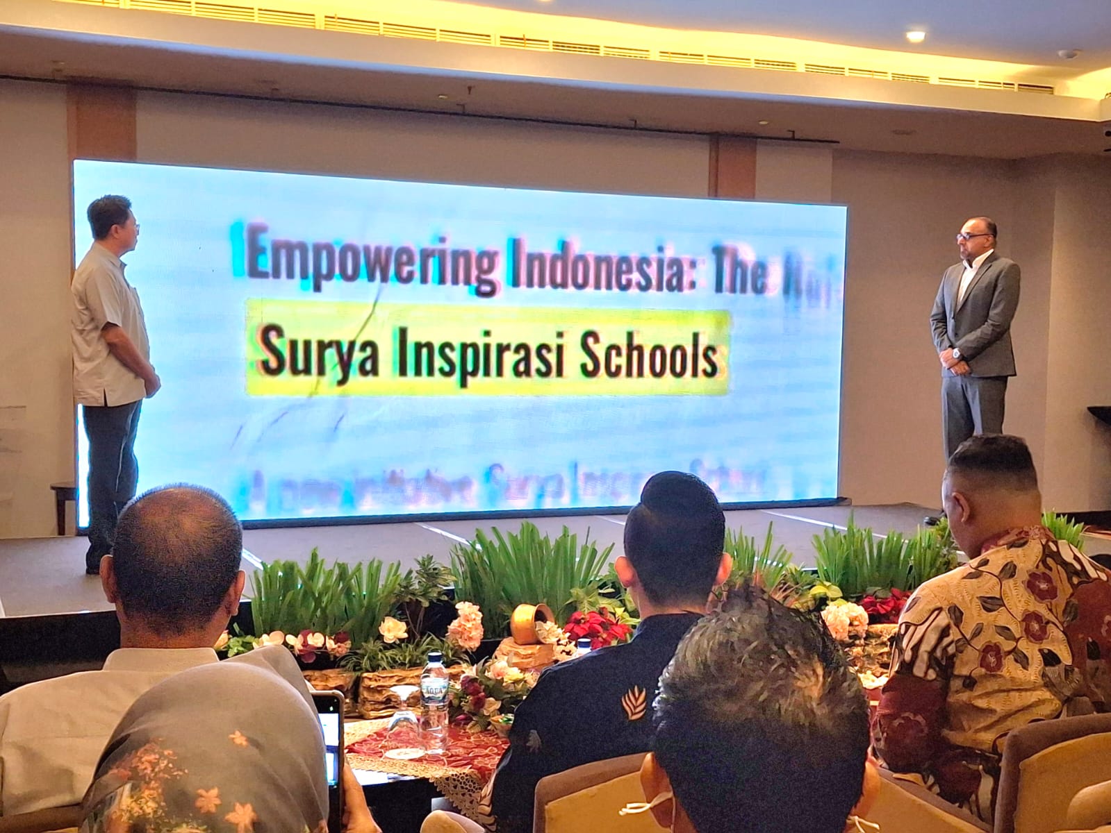 Ketua Yayasan Surya Dharma Laksana, Suwardi (kiri) dan Pendiri SIS Group of Schools, Jaspal Sidhu saat acara soft launching Surya Inspirasi Schools di Grand Surya Hotel Kediri. (Ist).