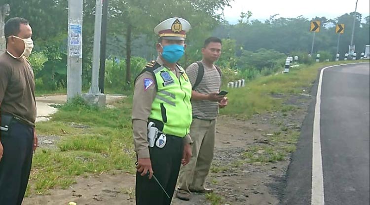 Petugas dari Polsek Ngadiluwih, Kabupaten Kediri, saat berjaga di jalan menuju Jembatan Wijaya Kusuma, Ngadiluwih. (foto: ist.)