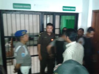 SELIDIKI SENPI MELETUS-Anggota Propam Polrestabes Surabaya saat mendatangi gedung PN Surabaya untuk mencari data kejadian meletusnya senjata api (senpi), Kamis (18/9/2014). foto nur faishal/BangsaOnline