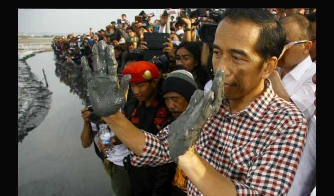 Jokowi saat kampanye pilpres di depan para korban lumpur Lapindo. foto: detik.com