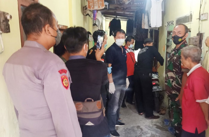 Seorang pria ditemukan tewas gantung diri di sebuah rumah kos Desa Wadungasri, Kecamatan Waru, Kabupaten Sidoarjo, Selasa (2/8/2022).