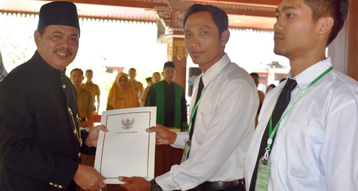 Wabup Mojokerto Pungkasiadi melantik PNS dan mengangkat CPNS di lingkungan Pemkab Mojokerto.
