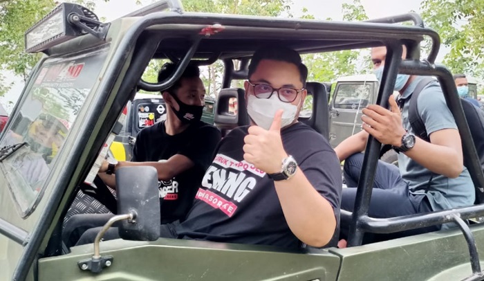 Calon Bupati Kediri Hanindhito Himawan Pramana saat menaiki mobil offroad. foto: MUJI HARJITA/ BANGSAONLINE
