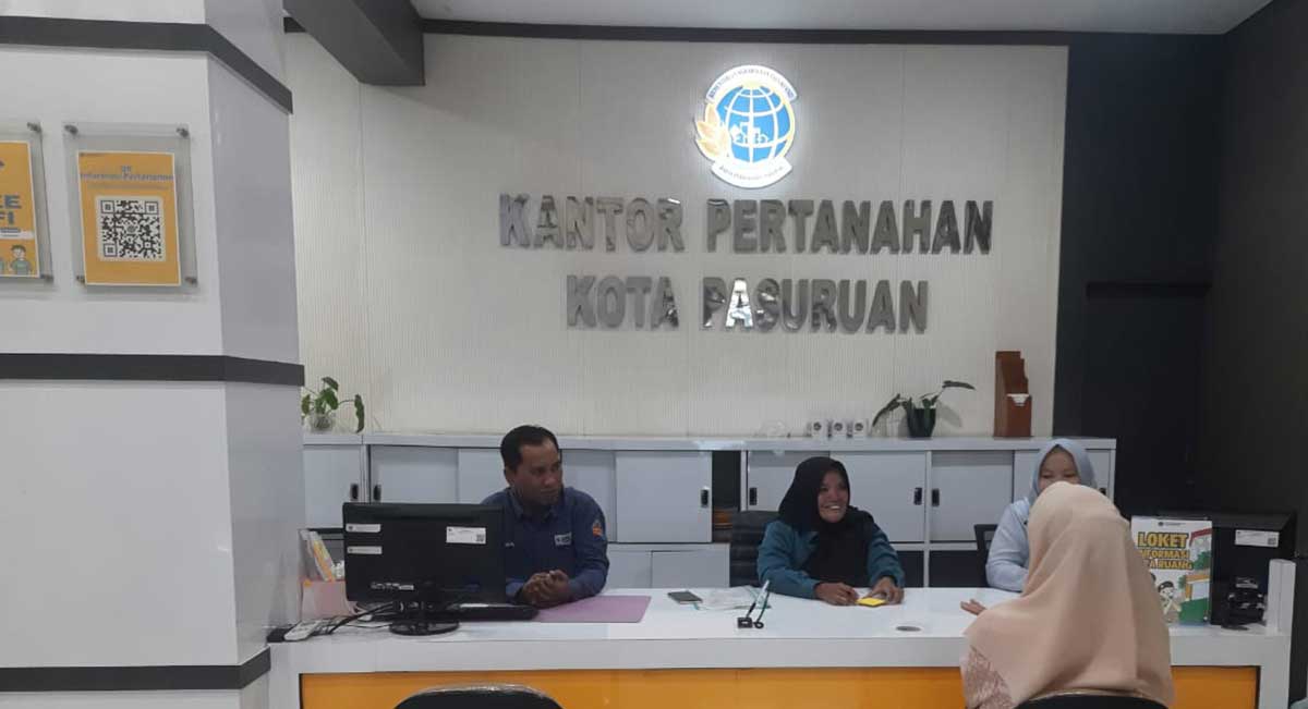 Petugas dari Kantah Kota Pasuruan saat melayani masyarakat.