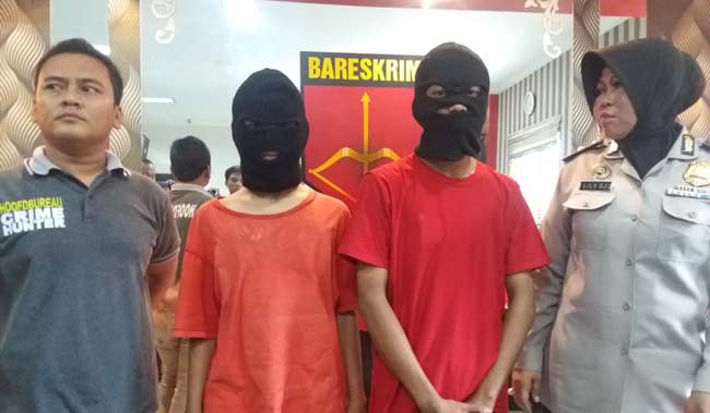 MASIH BAU KENCUR: Kedua pelajar yang tertangkap karena menggauli bocah di bawah umur. foto: ekotuyono/ BANGSAONLINE