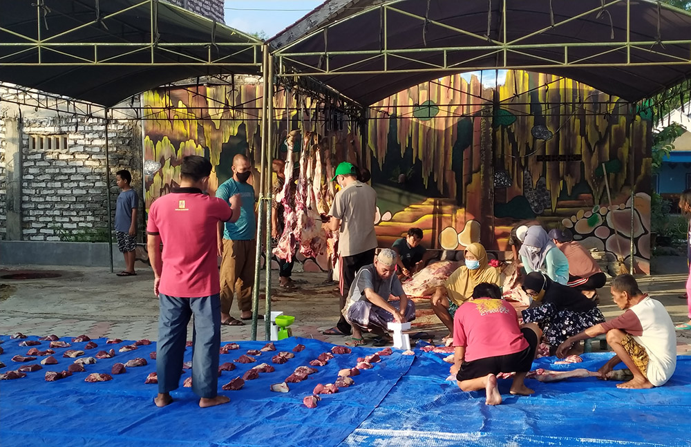 Rayakan Idul Adha 1442 h, jemaah Masjid Muttaqin Desa Laden Pamekasan menyembelih 3 ekor sapi dan 3 ekor kambing. foto: bangsaonline.com