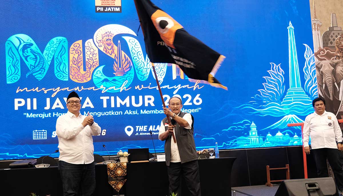 Gentur Prihantono (tengah) ketika mengangkat bendera panji usai kembali menjadi Ketua PII Jatim periode 2026-2029 Foto: Ist