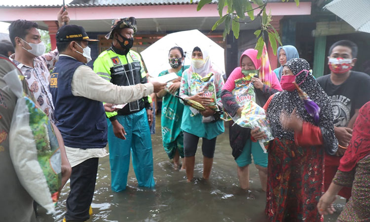 PEDULI: Pj. Bupati Hudiyono saat bertemu warga Desa Kedungbanteng, Kecamatan Tanggulangin, Sabtu (5/12/2020). (foto: ist)