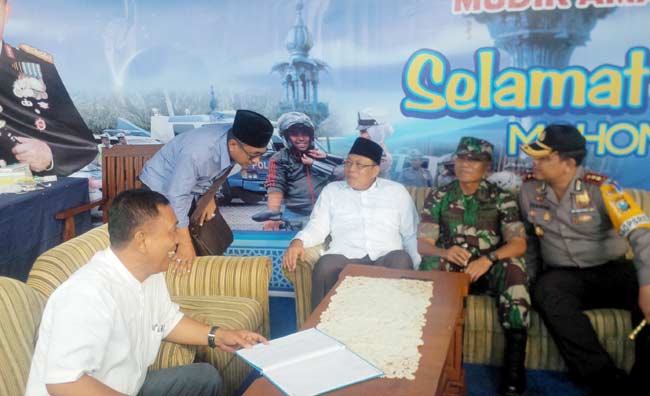 Bupati Situbondo bersama anggota forpimda saat memantau posyan dan pospam lebaran. foto: MURSIDI/ BANGSAONLINE