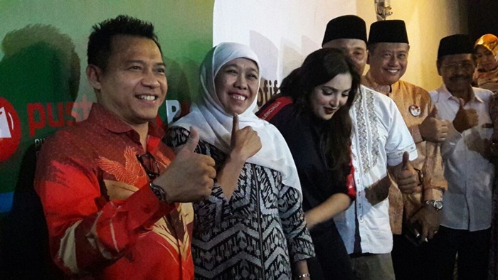 Arum Sabil saat bersama Khofifah, Anang, dan Ashanty di Posko Relawan Khofifah-Emil. Foto: DIDI R/BANGSAONLINE