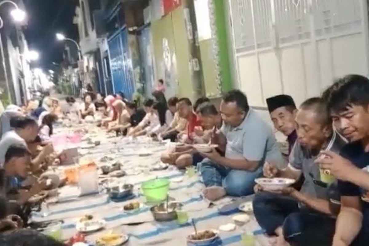 Acara tasyakuran di Kalilom Lor Surabaya yang membuat puluhan orang keracunan massal.
