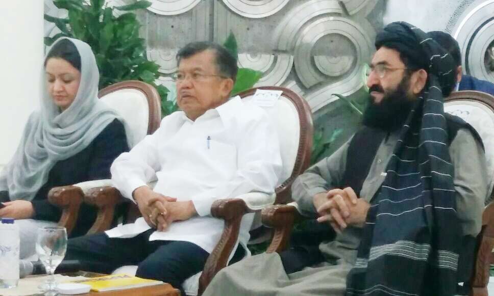 Wapres Jusuf Kalla didampingi Roya Rahmani Duta Besar Afghanistan untuk Indonesia (kiri) dan Abdul Haq Mujahid, Duta Besar Afghanistan untuk PBB (kanan) di Istana Wapres Jakarta.