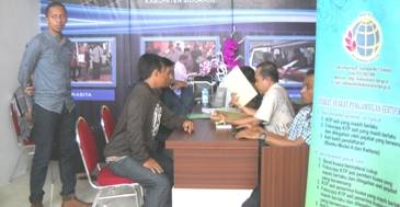 MELAYANI – Sejumlah petugas melayani warga yang menyerahkan berkas syarat pengurusan sertipikat tanah, di konter Weekend Service BPN Sidoarjo, di lantai 2 Mal Suncity Sidoarjo, Minggu (19/4). foto: musta’in/BANGSAONLINE