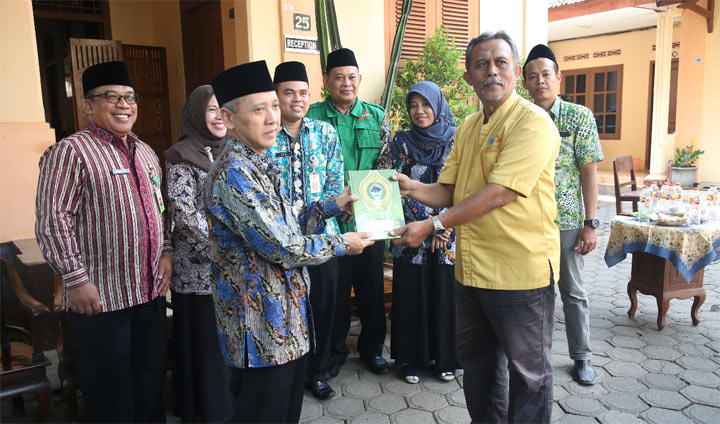 Sekda Tuban Budi Wiyana didampingi Ketua Baznas Tuban Hj Siti Syarofah menyerahkan Al Qur