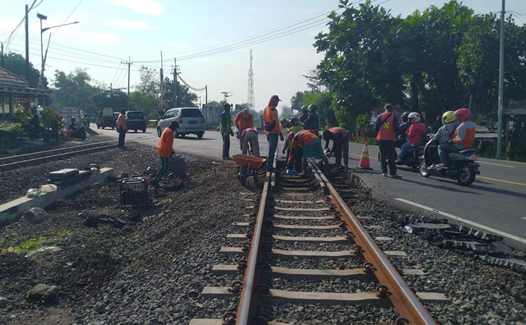 PT KAI melakukan perawatan JPL secara insentif guna meningkatkan keandalan jalur KA demi menjamin keselamatan penumpang.