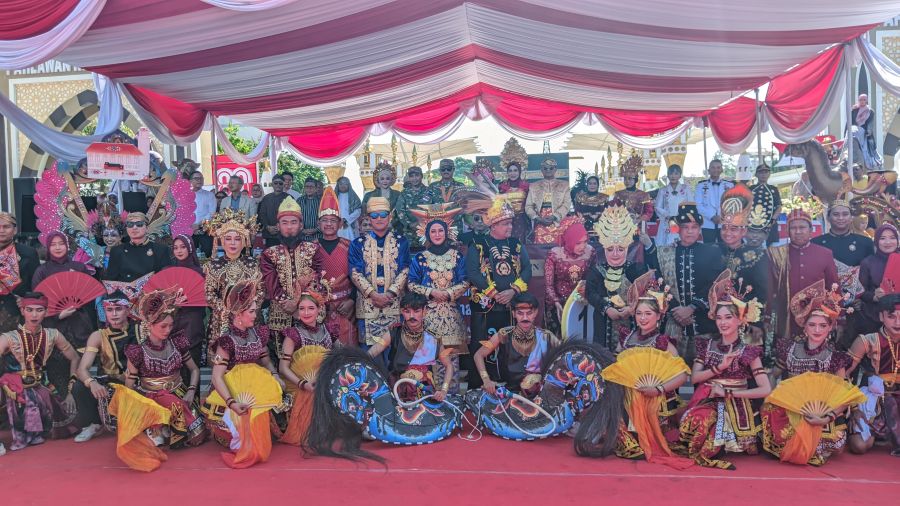 Sesi foto bersama Wali Kota Madiun dan tamu.Foto: Hendro Suhartono/BANGSAONLINE

