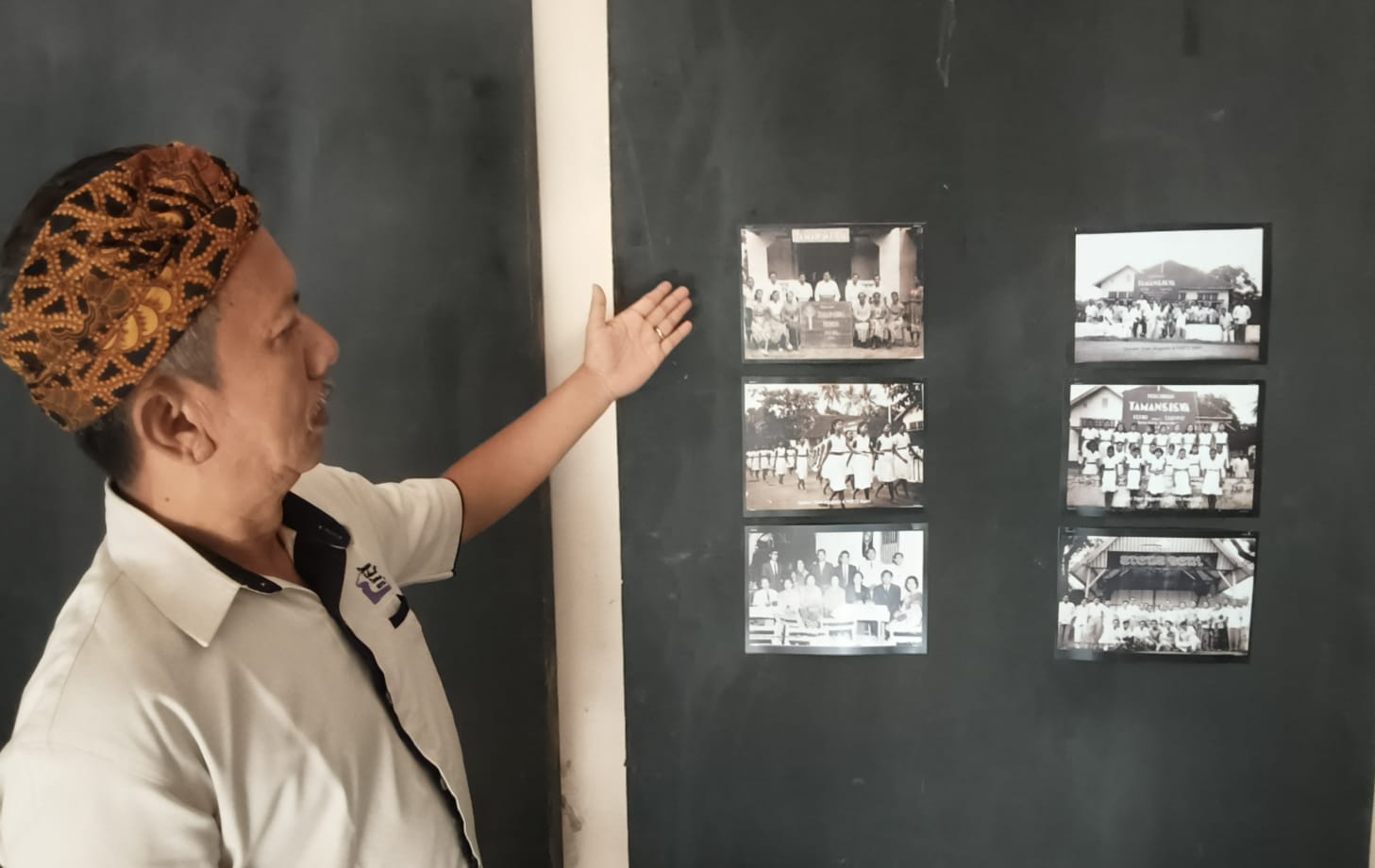 Ketua DKD Kota Kediri, Yuwono Wahyu Alam saat menunjukkan foto-foto jadul. Foto: Muji Harjita/BANGSAONLINE
