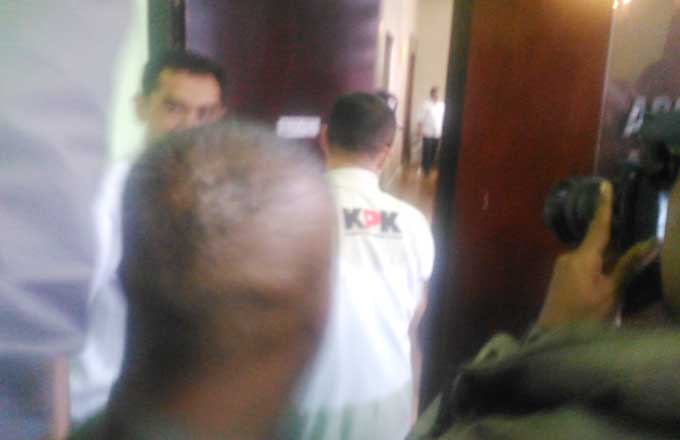 Salah satu petugas KPK saat memasuki ruangan Asisten Sekkota Malang, didampingi Kabag Humas Pemkot Malang Wiwid. foto: IWAN I/ BANGSAONLINE