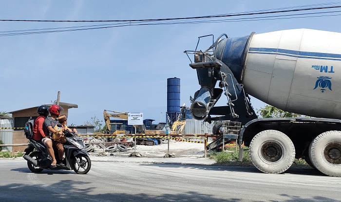 Perusahaan beton PT. TMM yang ditutup oleh Satpol PP Kabupaten Kediri karena tidak memiliki izin operasional dan menimbulkan polusi udara. Foto: MUJI HARJITA/ BANGSAONLINE