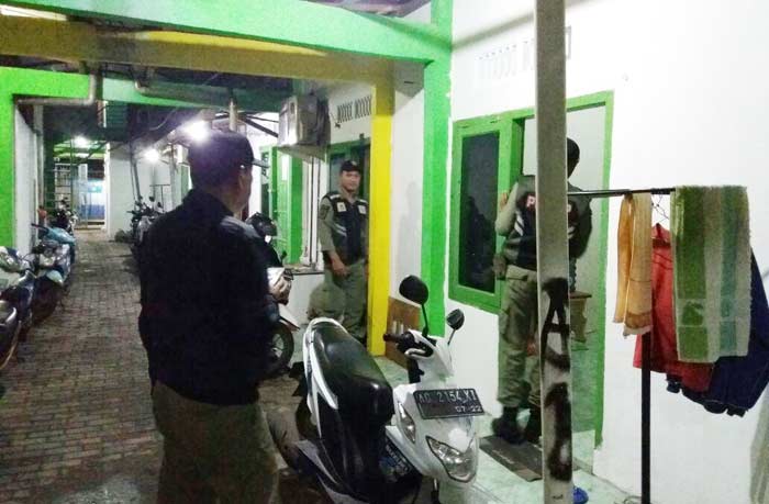 Petugas Satpol PP saat merazia kos-kosan.