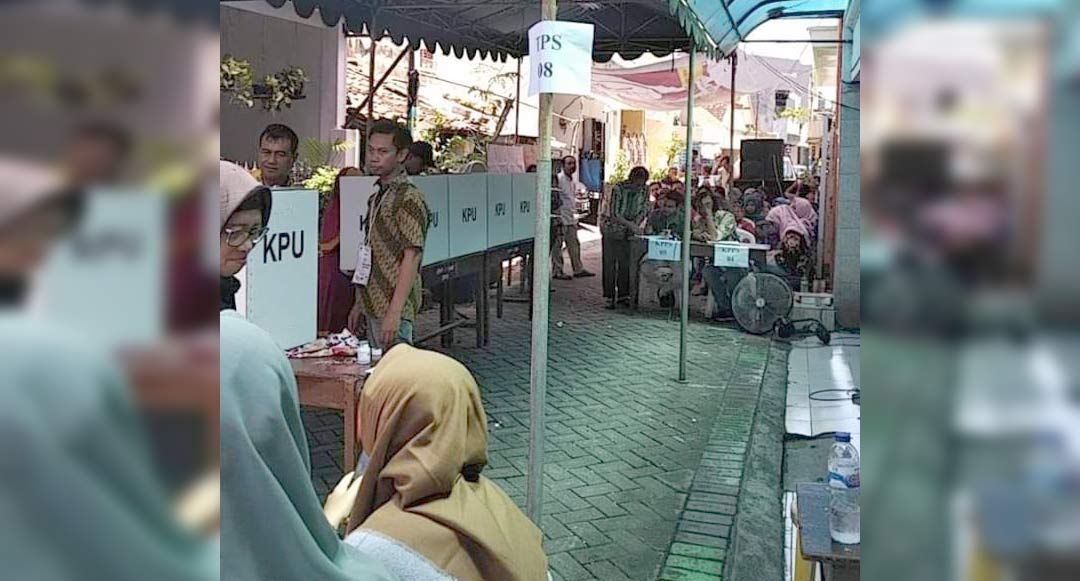 TPS 08 Kedung Sroko Kelurahan Pacar Kembang Kecamatan Tambaksari Kota Surabaya pada Pileg 17 April 2019. TPS ini dari Pemilu ke Pemilu terkenal bersih baik dari money politics maupun kecurangan karena para petinggi kampung dan KPPS di TPS ini selalu menolak money politics. Ini beda dengan TPS-TPS yang kini lagi jadi perhatian nasional karena praktik kecurangan penggelembungan suara Pileg. foto: bangsaonline.com