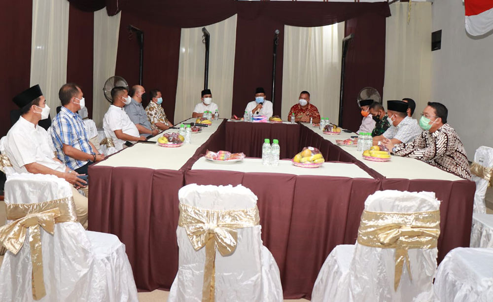 Wali Kota Saifullah Yusuf (Gus Ipul) dan Wakil Wali Kota (Mas Adi) saat memimpin rapat kordinasi untuk penataan pembangunan pasar, Jumat (20/8/2021). foto: Ardianzah/ bangsaonline.com