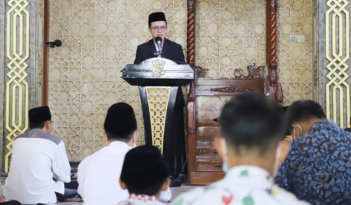 Ahmad Firdaus As Sabil saat mengisi ceramah di Masjid Nurul Faidzin, kompleks Kantor Dinas Pendidikan (Dispendik) Kota Surabaya, Jumat (23/4/2021).
