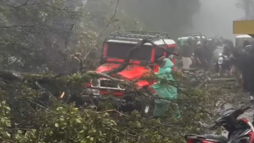 Salah satu kendaraan yang terdampak longsor di bukit Kedaluh Bromo