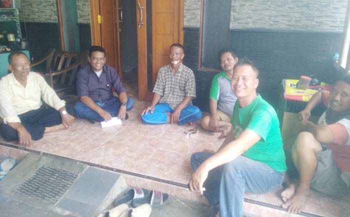 Misari (tiga dari kiri), dengan dagu yang diperban.