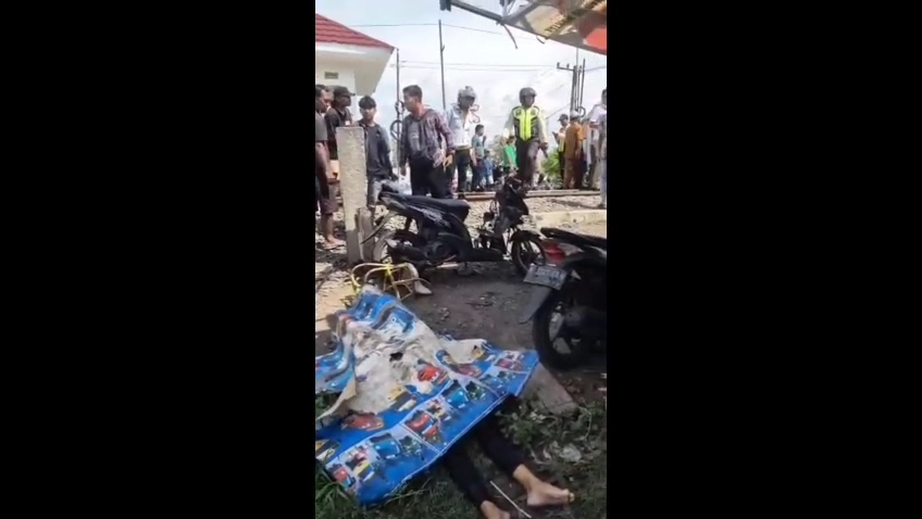Tangkapan layar video amatir usai terjadinya laka di perlintasan tanpa palang pintu yang tewaskan 2 orang dan 1 balita kritis