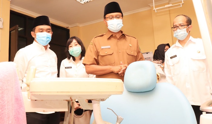 Wali Kota Saifullah Yusuf didampingi Wawali Adi Wibowo mencoba pendaftaran online berbasis aplikasi mobile bernama E New Purut .