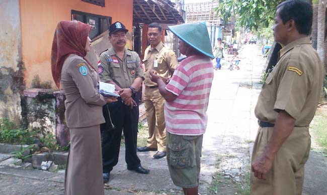 Kadinsos Ponorogo, Sumani, saat memberikan imbauan kepada warga eks lokalisasi Kedung Banteng. foto: fajar/ BANGSAONLINE