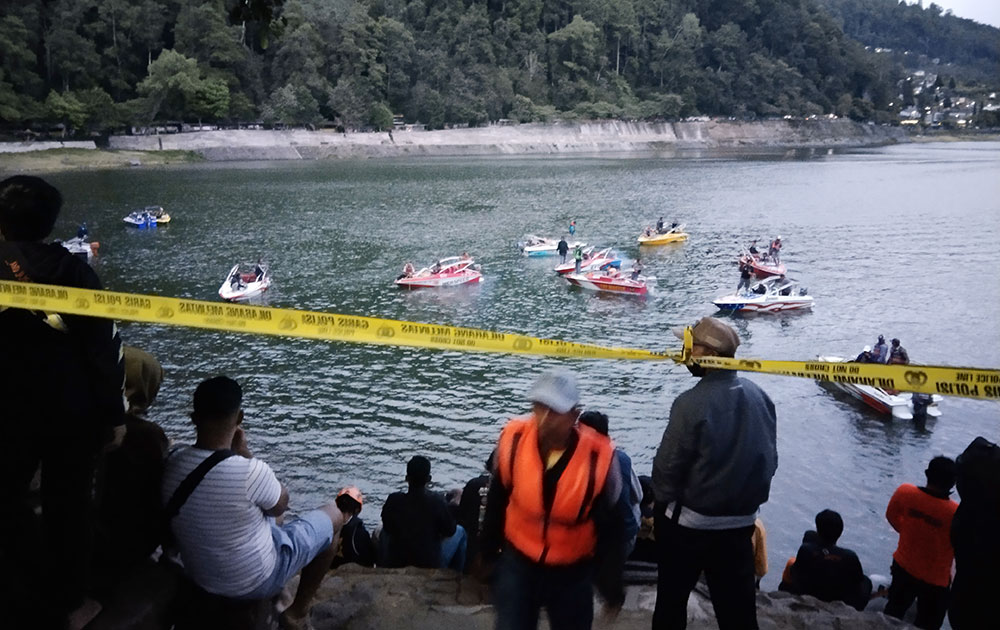 Proses pencarian sopir speed boat yang tenggelam di Telaga Sarangan. foto: ANTON/ BANGSAONLINE
