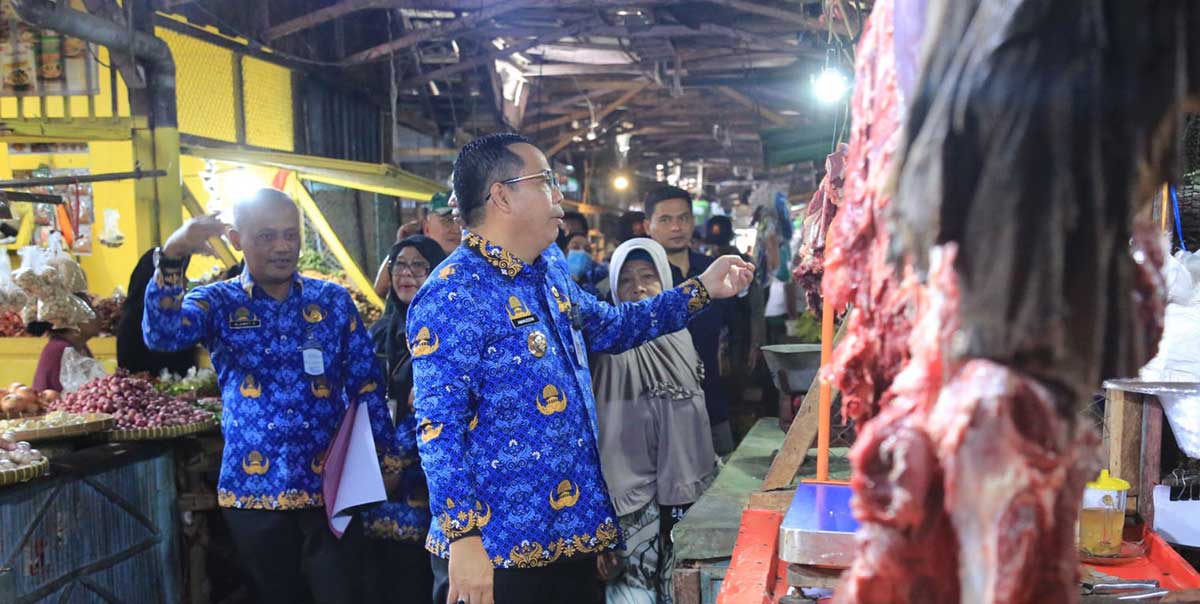 Wali Kota Probolinggo saat meninjau harga pangan ke salah satu pasar.