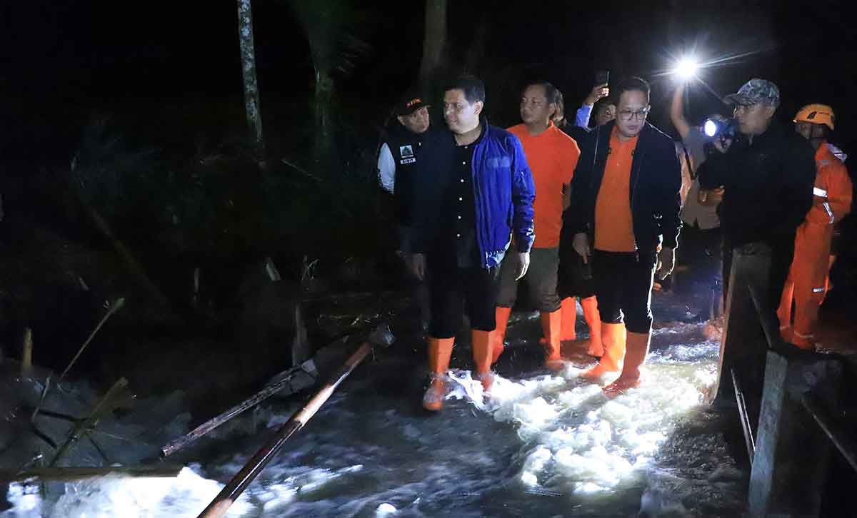 Pj Gubernur Jatim saat meninjau dampak banjir bandang di Bondowoso.