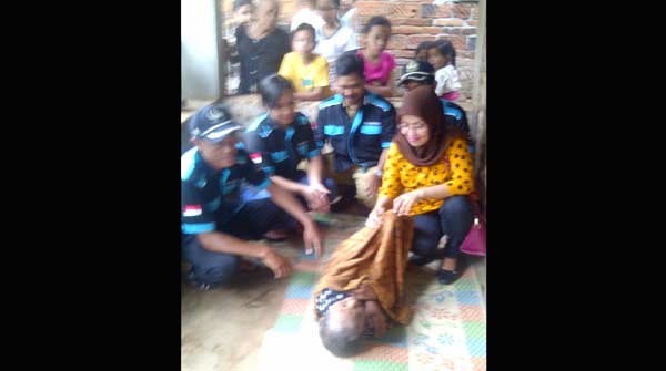 Mbah Menik saat dievakuasi dengan mobil Pusling  milik Puskesmas Ngetos. foto: soewandito/ BANGSAONLINE