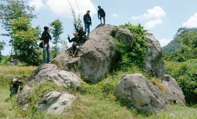 Batu besar di dekat lokasi semburan tampak sangat indah. Kini warga banyak yang mengunjungi batu tersebut. foto: eky nurhadi/ BANGSAONLINE