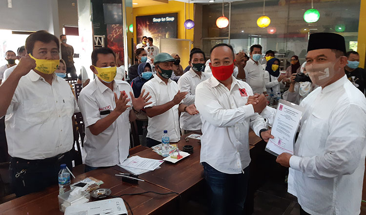 Cabup BHS saat menerima dukungan dari Projo Sidoarjo, Jumat (20/11/2020). (foto: MUSTAIN/ BANGSAONLINE)