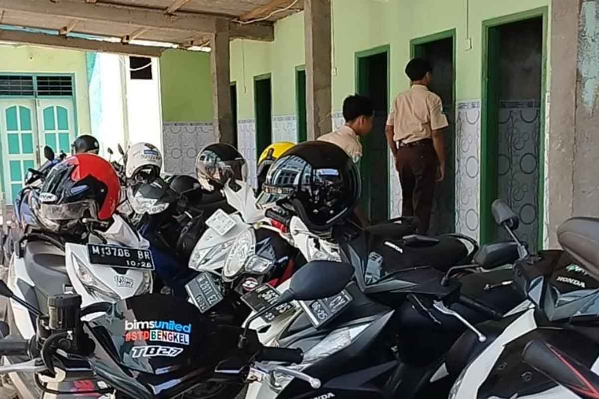 Siswa MAN 1 Pamekasan saat berada di toilet sekolah.