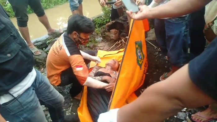 Korban sedang dievakuasi petugas usai ditemukan dalam keadaan meninggal dunia.