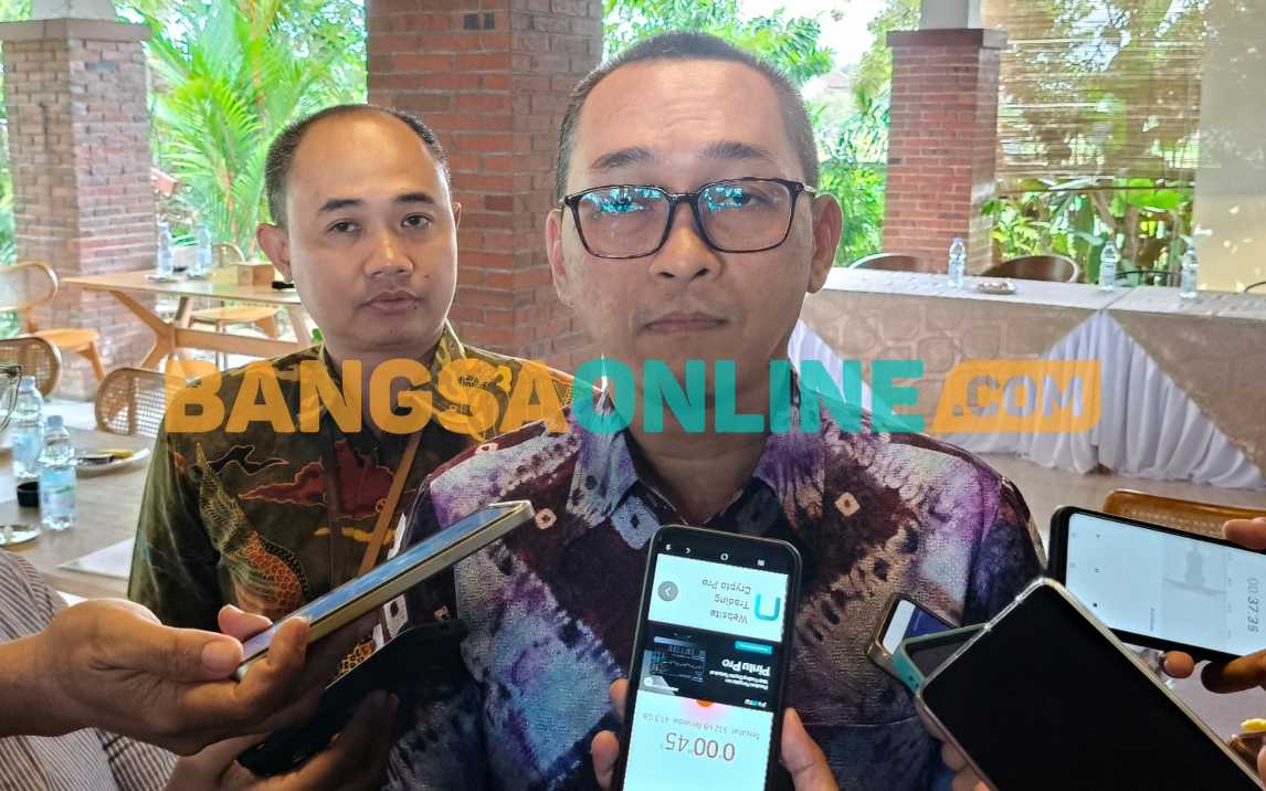 Kepala Kejaksaan Negeri Kabupaten Kediri, Pradhana Probo Setyarjo didampingi Kasi Intelijen Kejari Kabupaten Kediri, Iwan Nuzuardhi, saat memberi keterangan kepada wartawan. Foto: Muji Harjita/BANGSAONLINE