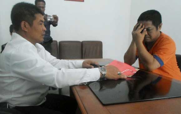 JUKIR. Tersangka Subkhan (bertopeng) ketika menjalani pemeriksaan di Mapolres Sidoarjo. foto: catur gogon/BANGSAONLINE

