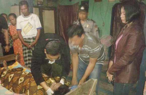 Kapolsek Ngawi saat menyaksikan visum korban tenggelam bersama tim dokter. foto: zainal abidin/BANGSAONLINE