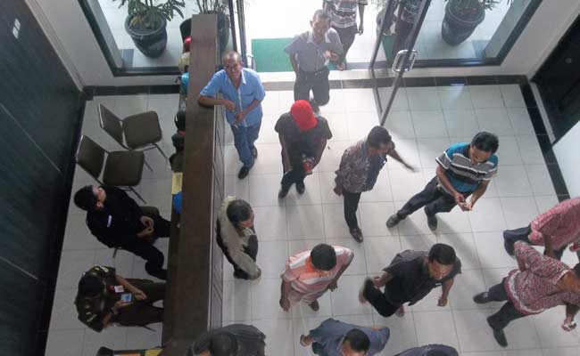 Sejumlah kades saat tiba di Kejari Sumenep. foto: rahmatullah/ BANGSAONLINE